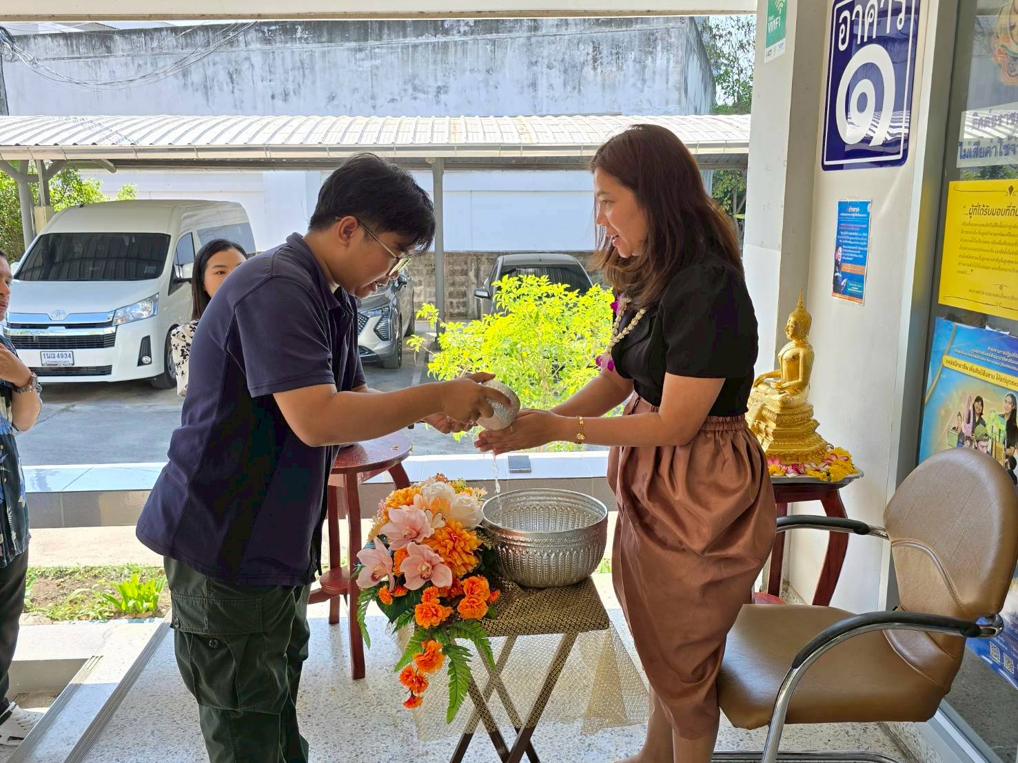 title - สำนักงานการปฏิรูปที่ดินจังหวัดเพชรบุรี ร่วมสืบสานวัฒนธรรม ประเพณีวันสงกรานต์ สรงน้ำพระและ รดน้ำขอพรปฏิรูปที่ดินจังหวัดเพชรบุรี